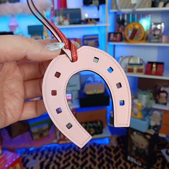 NIB HERMES Swift Paddock Horseshoe Bag Charm Rose Sakura Capucine - Picture 2 of 4